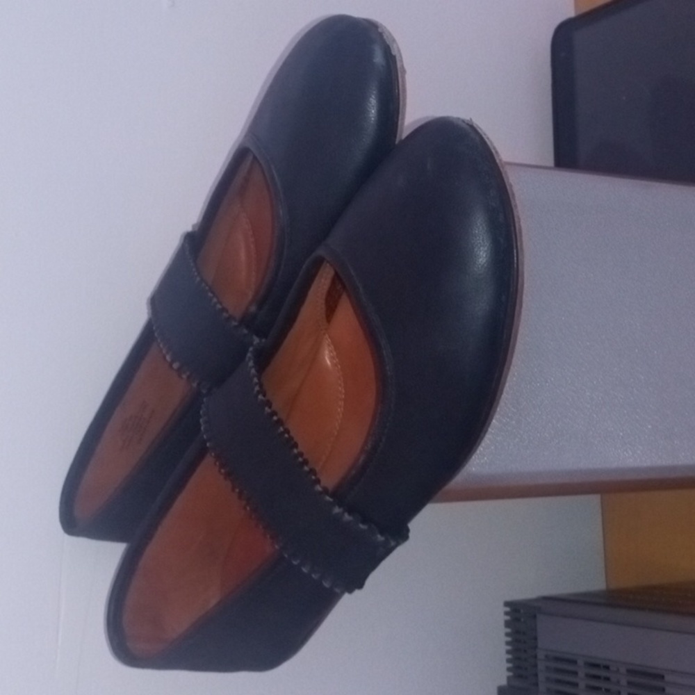 Gentle Souls By Kenneth Cole Gabby flats in black